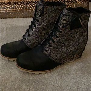 Sorel wedge boots size 9
